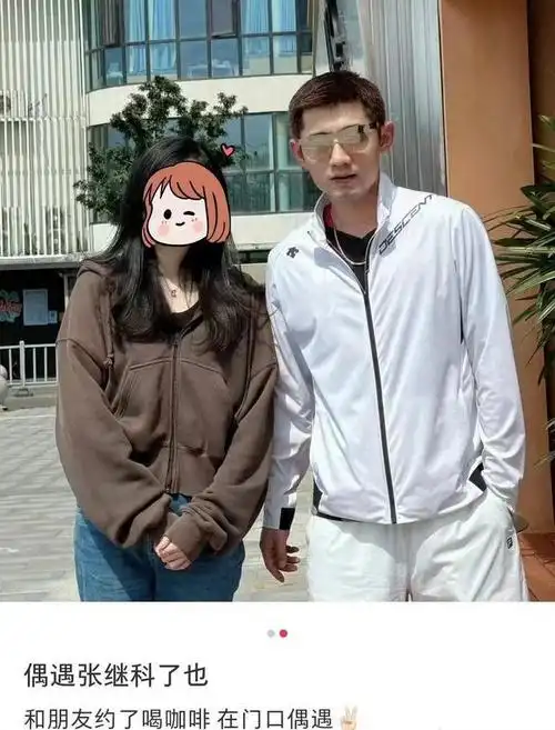 张继科罕见露面!染头发和美女合影,戴墨镜挂项链像个时尚博主!