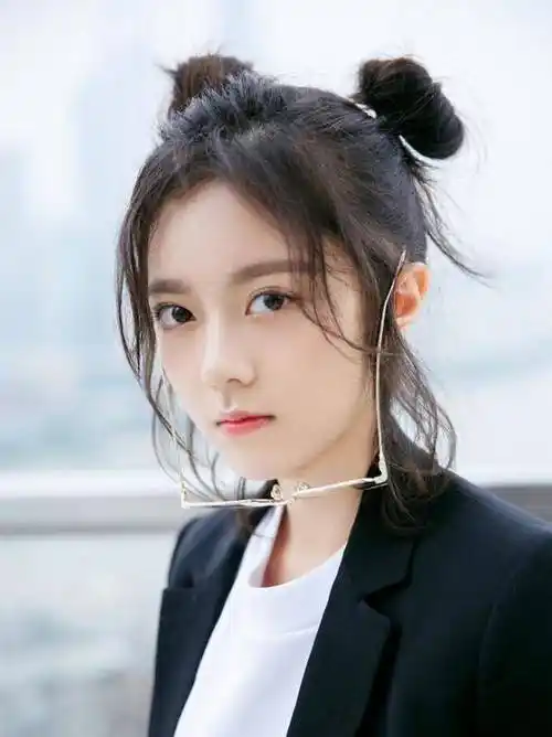 赵今麦是被圈内第一经纪人王京花看中的艺人,在去年以双料第一的成绩