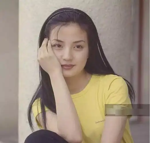 赵薇多年前旧照曝光,满脸胶原蛋白但牙却亮了