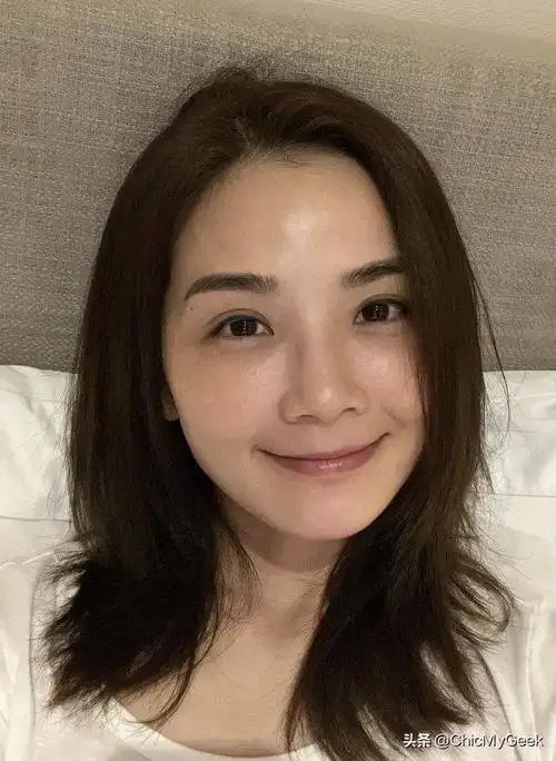 阿sa蔡卓妍生日大发感言四十而已素颜侧躺秀纤细长腿