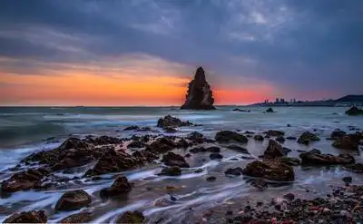 2021年2月23日,山东省青岛市石老人风景区晚霞绚丽,美轮美奂.