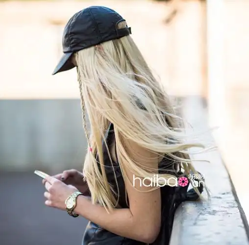 欧美型人街拍示范棒球帽搭配 五一小长假出游别忘了带上它(图)