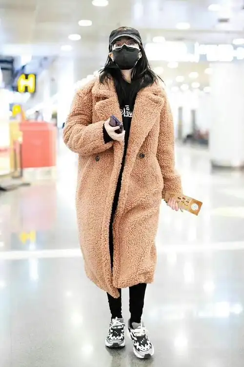 迪丽热巴认真防护的样子好用心,包裹严实的穿搭,遮不住好身材