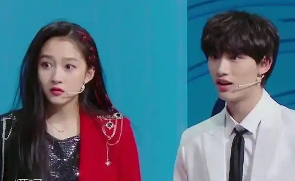 关晓彤太偏心,为了让丁程鑫赢不惜闭麦,还当着镜头帮他整理衣服_姐弟