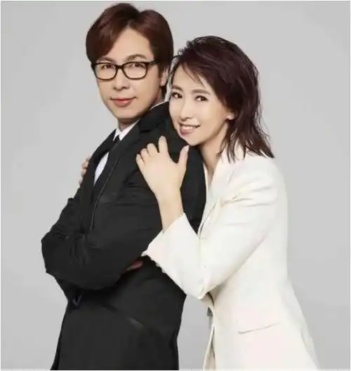 翁虹在生下女儿后,便把所有的心力放在了家庭上,全心全意地照顾女儿.