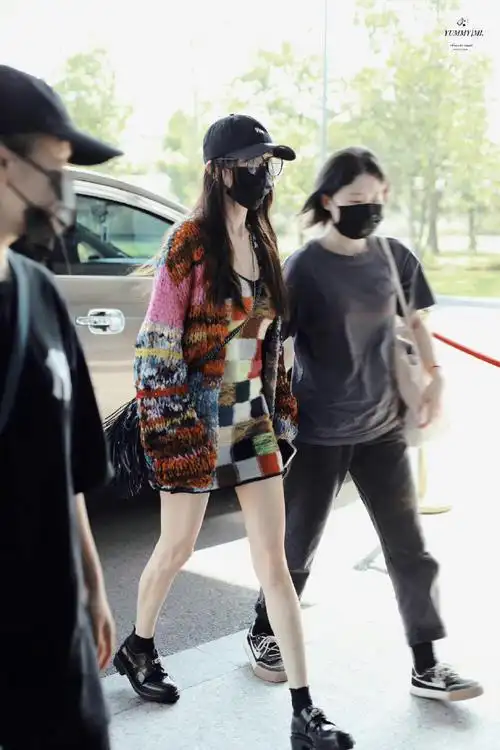 杨幂机场针织衫造型