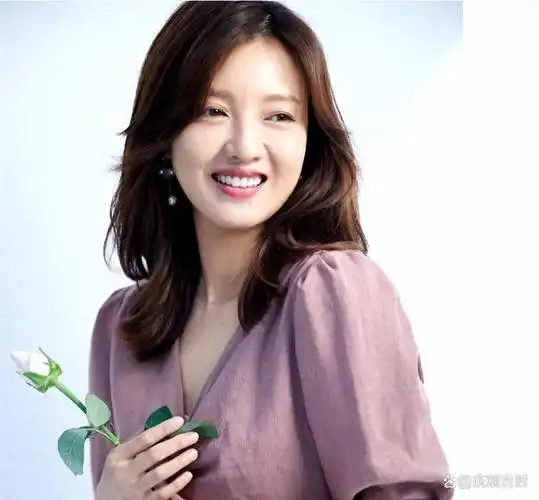 傅晶,一颗耀眼的明星,出身于一个平凡却充满温馨的家庭,父母对其关怀