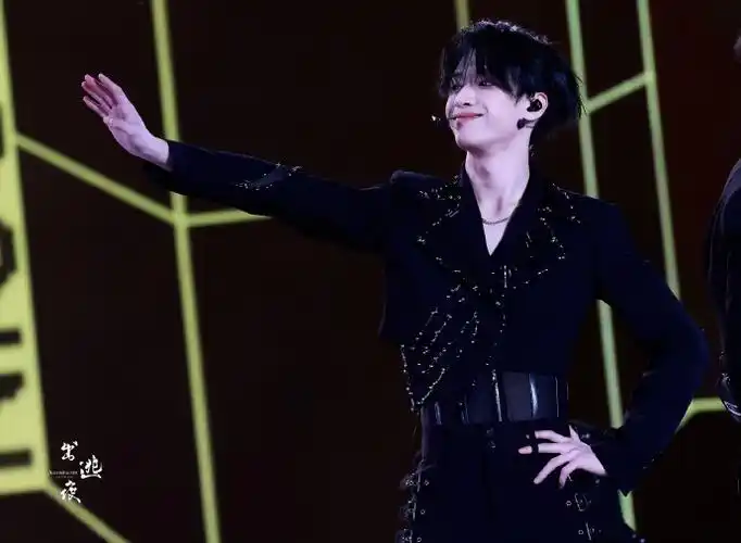 严浩翔楼间楼演唱会##严浩翔solo舞台露腰##严浩翔 极限挑战