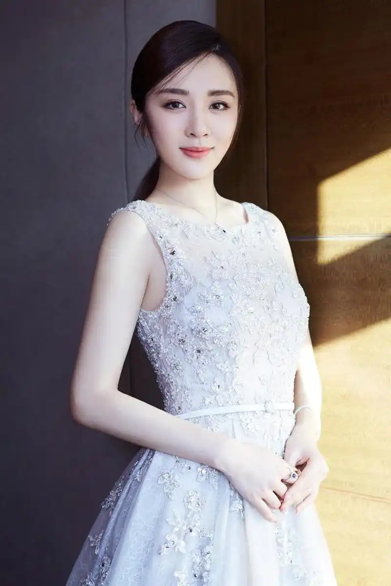 王晓晨身材真有"料",大波浪卷发配粉色抹胸连衣裙,美得不敢认