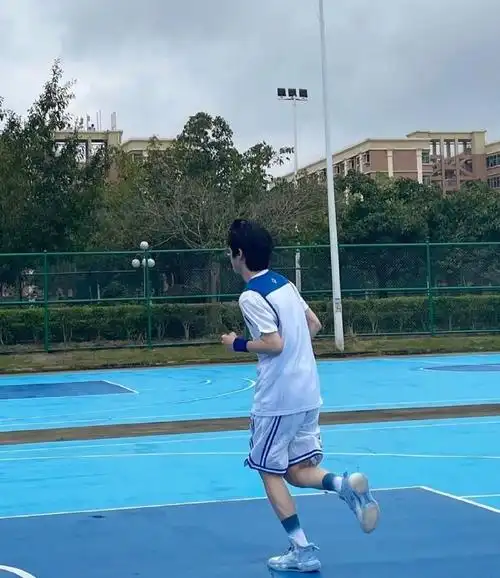 刘昊然晒工作间隙打篮球随拍##刘昊然晒打篮球照梦回余淮