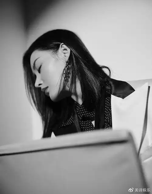 张天爱侧颜迷人.