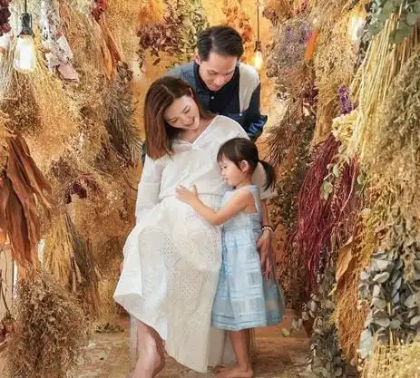 又一女星怀二胎!晒照一家三口温馨相拥,老公一句话透露孩子性别