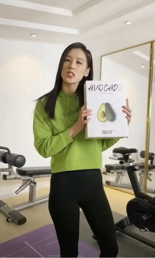 黄圣依在家中健身不忘带货一身翠绿牛油果造型还有点小清新