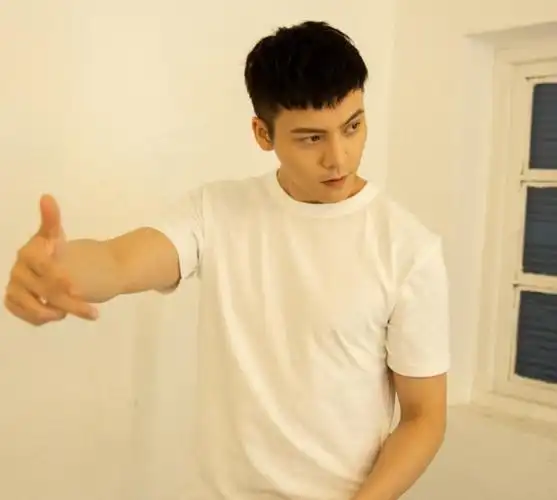 不知道最近怎么改变发型?不妨来跟陈伟霆学学做一个盖盖头