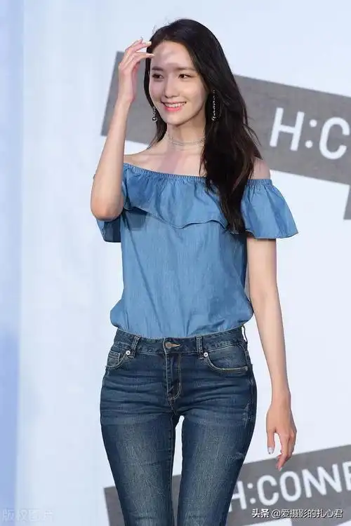 林允儿荷叶边露肩上衣牛仔裤