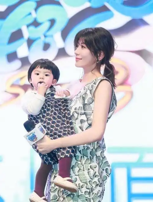 贾静雯露出右边肩膀霍思燕露出两条大长腿果然腿长才是硬道理