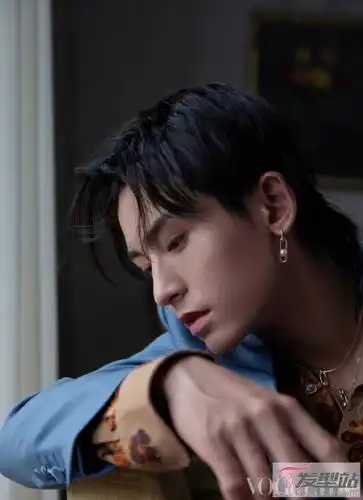 张哲瀚侧颜眼神杀封面演绎绅士贵公子气度