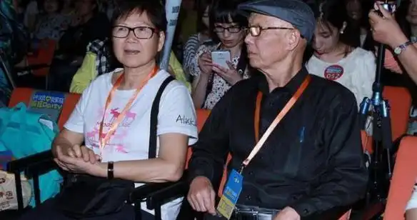 钟汉良一家人近照曝光!妻子漂亮又贤惠,女儿更是遗传了妻子的美