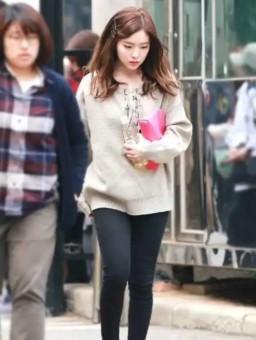 裴珠泫因身材太好长筒靴都要穿到大腿根了意外秀出毒液腿