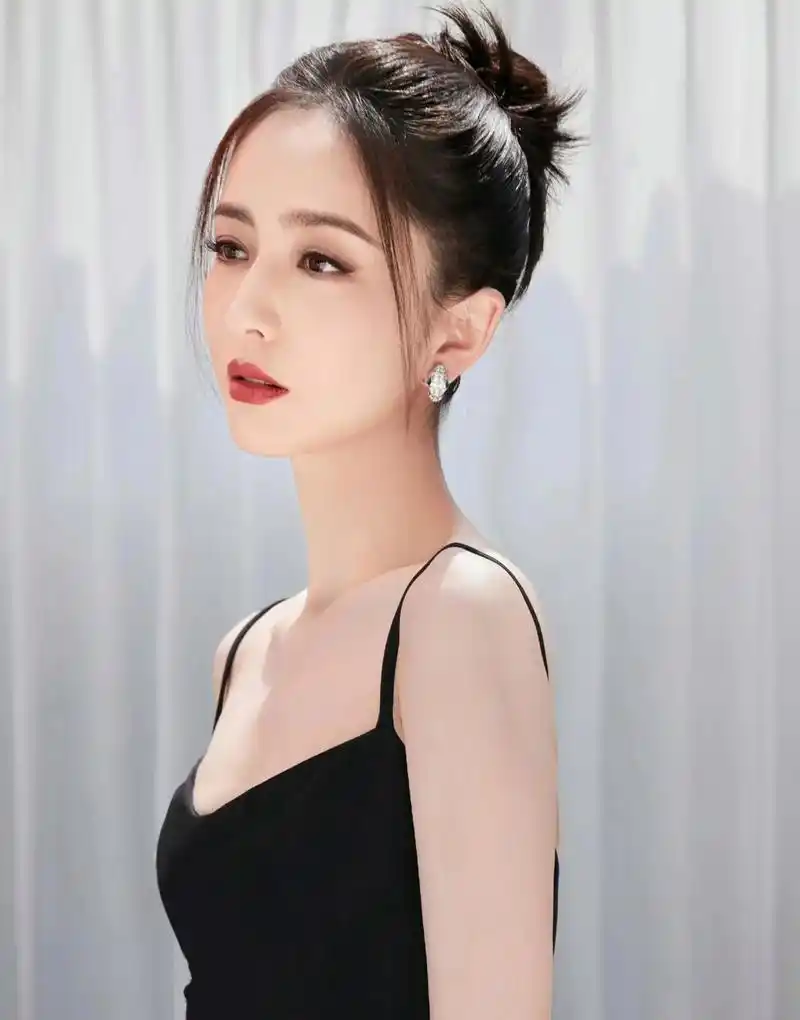 八卦娱乐明星# #佟丽娅# #明星穿搭# 佟丽娅黑色吊带裙造型