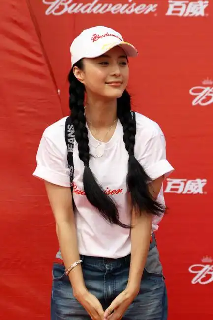 梳麻花辫子扮邻家妹 范冰冰一改妖媚装清纯
