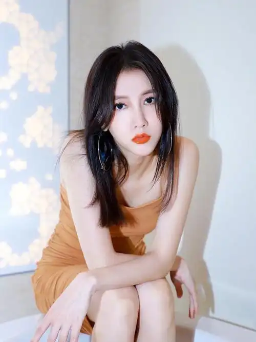 歌手弦子穿细吊带秀好身材气质满满浑身散发小女人魅力