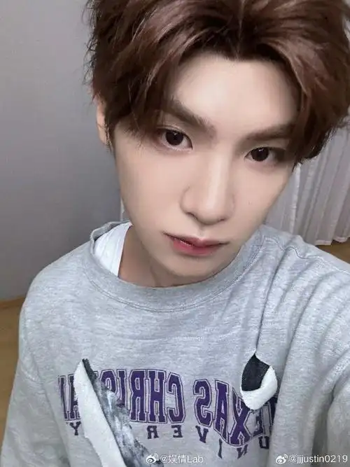 无需角度,怼脸自拍,@jjjustin0219就是这么自信小贾春分自拍新鲜出炉