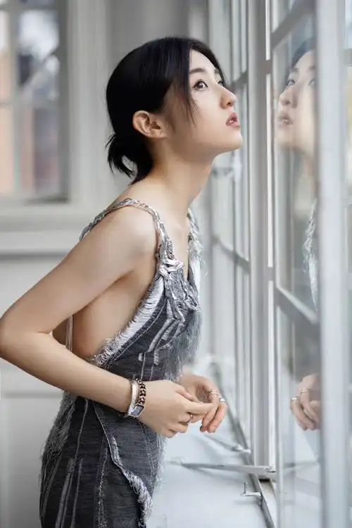 张子枫 银灰小烟熏##vogue红毯造型##vogue时尚之力开幕夜