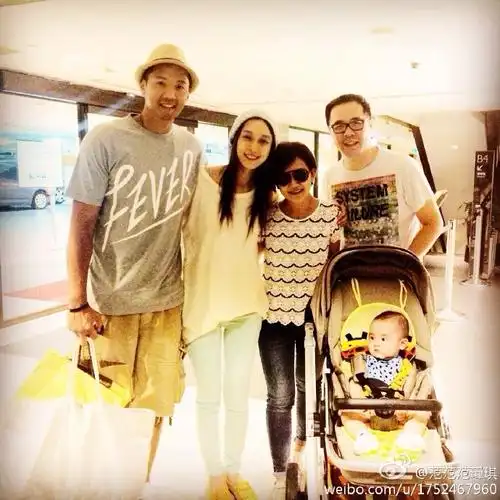 两家七口大合照 . 来自范范范玮琪 - 微博