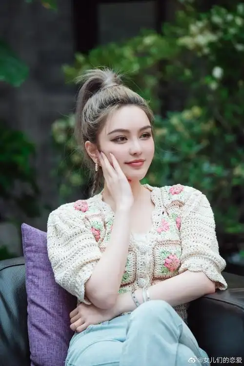 高马尾 设计感短上衣……|周扬青_新浪新闻