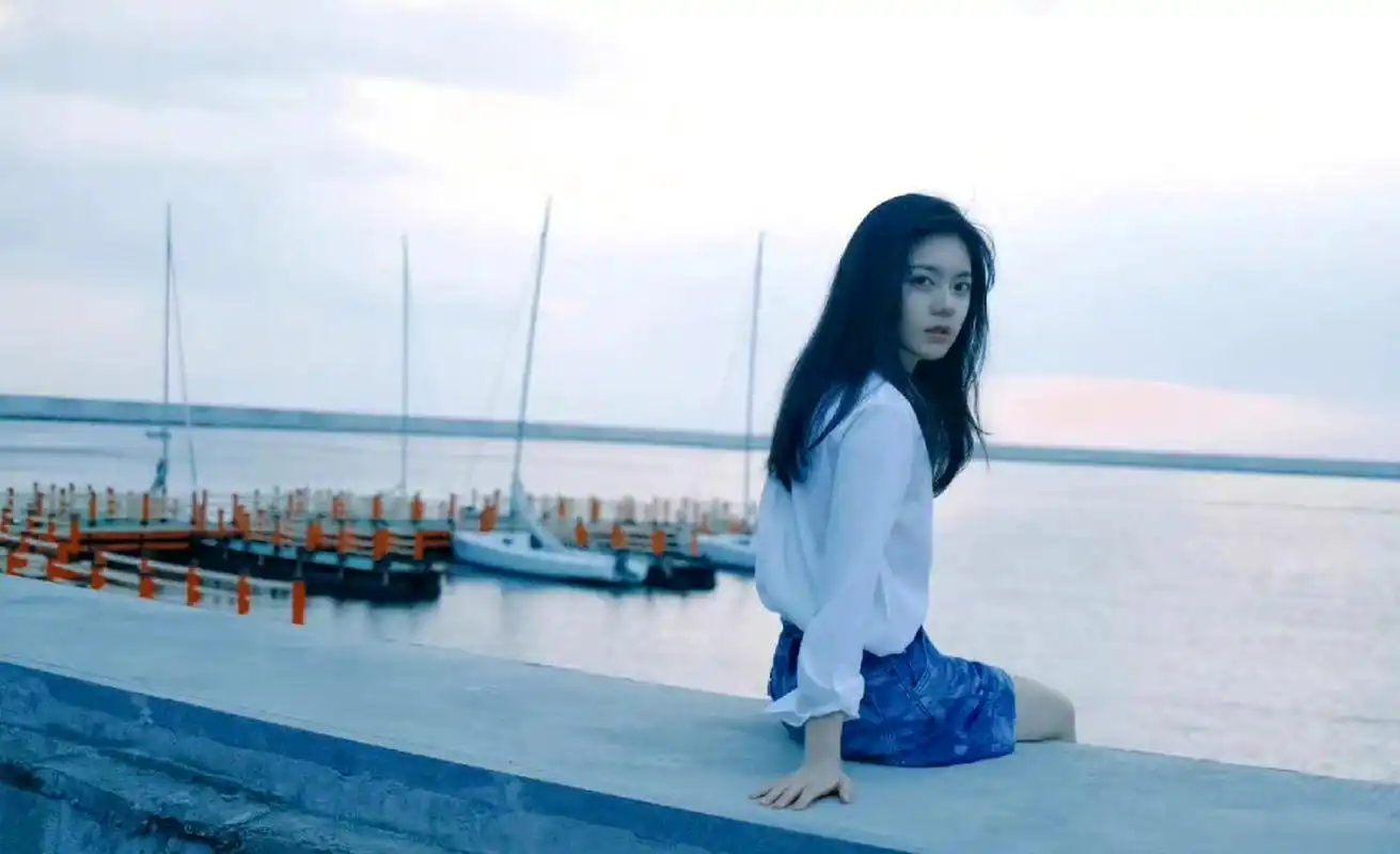 赵今麦光着小脚丫漫步在海边