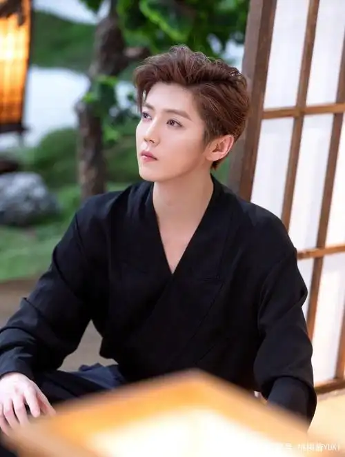 鹿晗最新造型爷青回染银发梳背头穿刺绣西装精致又帅气