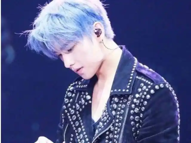 杨洋被扒17年生日会白衬衫出席,蓝发惊艳众人,妥妥的漫撕男啊!