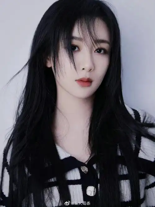 杨紫199爱蓝色格子大衣路透#长发配大衣,好米啊!