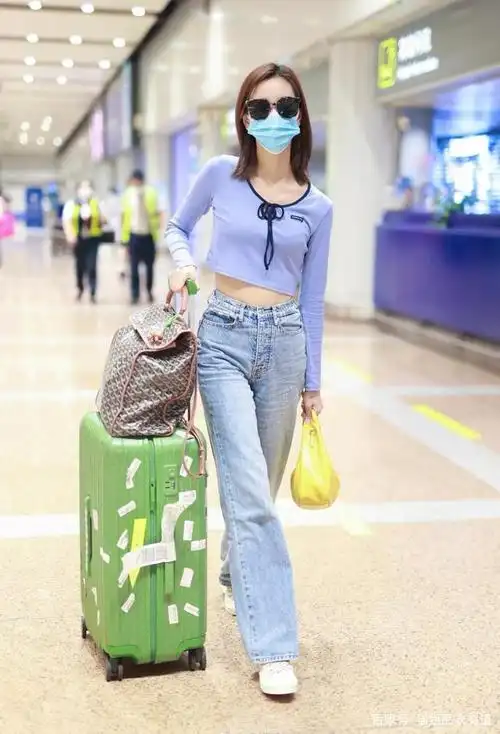 陈都灵目测就知道不到90斤,穿露脐装蛮腰盈盈一握,太瘦了