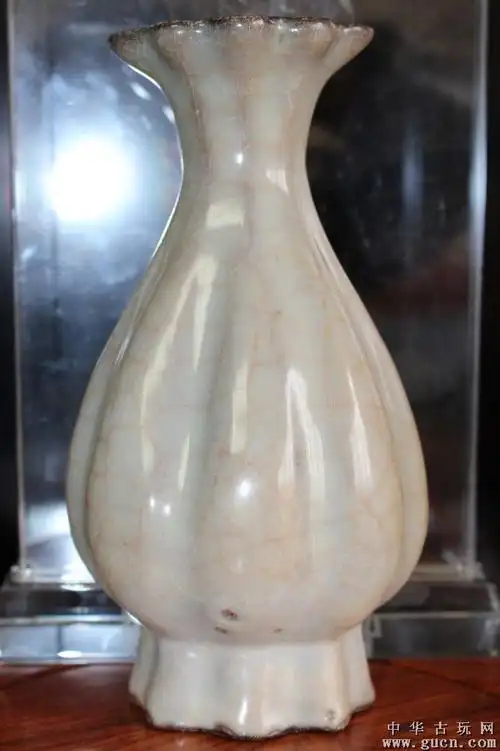 南宋官窑海棠瓶