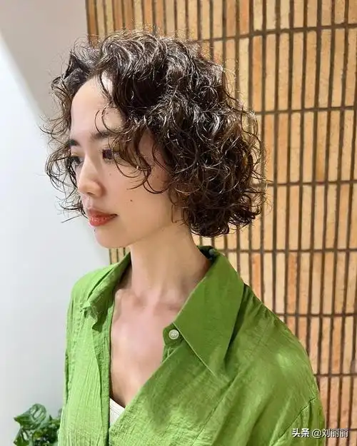 女短发纹理烫方法,短头发纹理烫女(推边短发卷卷烫发全都有)