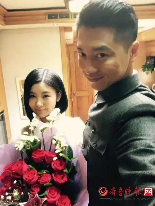 王雷宣布爱妻李小萌怀孕 比基尼大肚照 俩人结婚以来亲密照曝光