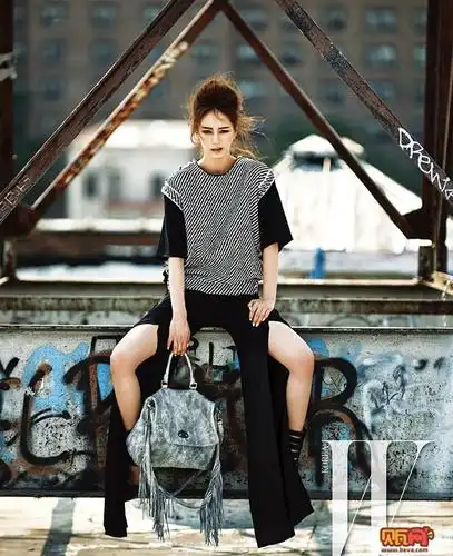 韩艺瑟最新街拍 尽展复古名媛魅力