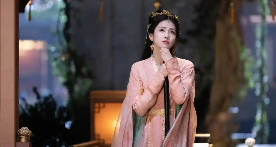 古装美女白鹿清秀可人,眉目传情间尽显迷人魅力_角色_观众_剧中