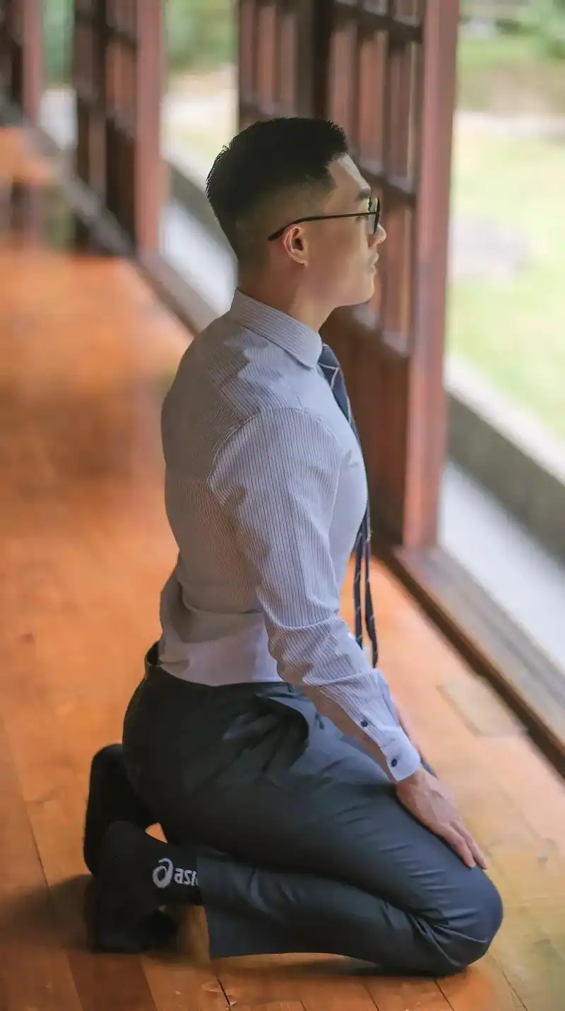 今日份正装帅哥,好欲