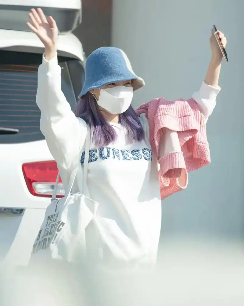 iu #李知恩 #卫衣穿搭 #美图分享 - 抖音