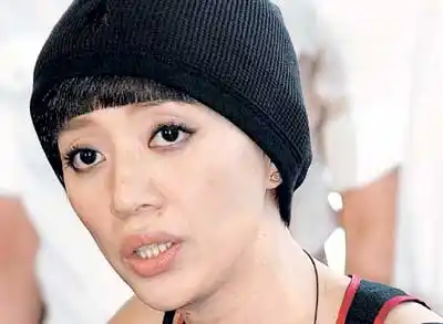 梅艳芳昨病危 香港明星纷纷赶往医院探望(图) [2003-12-30 08:28:37]