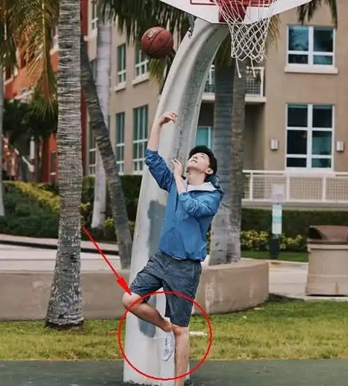 邓伦裸腿照疯传网友将照片与灵修画面对比后直呼出入太大