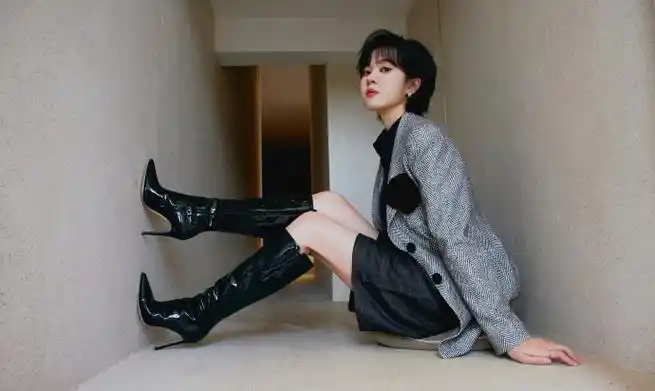 郁可唯超话#悦游十周年#@郁可唯以浪漫歌声开启别样旅程,气场造型诠释