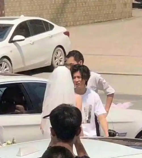 而鹿晗前去抢亲,乔欣剧中的老公看到鹿晗的邋遢模样直接甩了他几百元