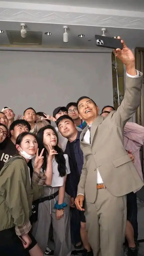 周润发活动结束后没有第一时间离开而是留下与所有工作人员合影留念