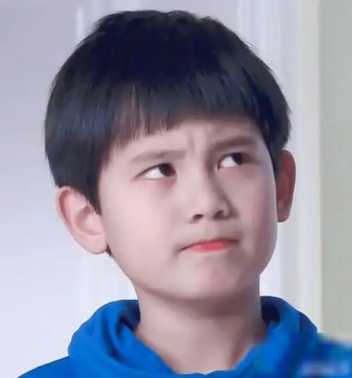 胡先煦首次晒"家妹",笑容甜美日系风满满,神颜艳压当代女星