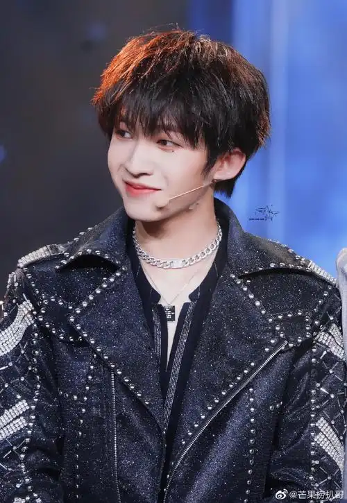 出道三个月快乐,脸上永远洋溢着标志的括弧笑容的笑宇,笑口常开,好彩