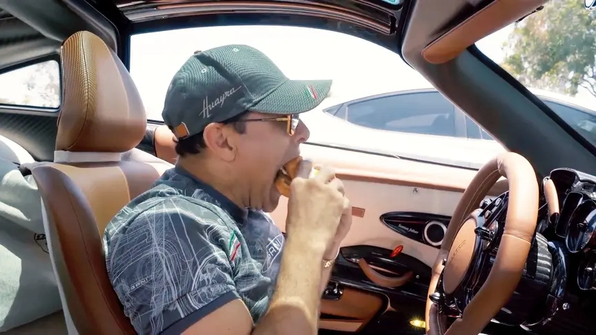 开帕加尼出去吃汉堡开车上路那刻才是霸气的开始